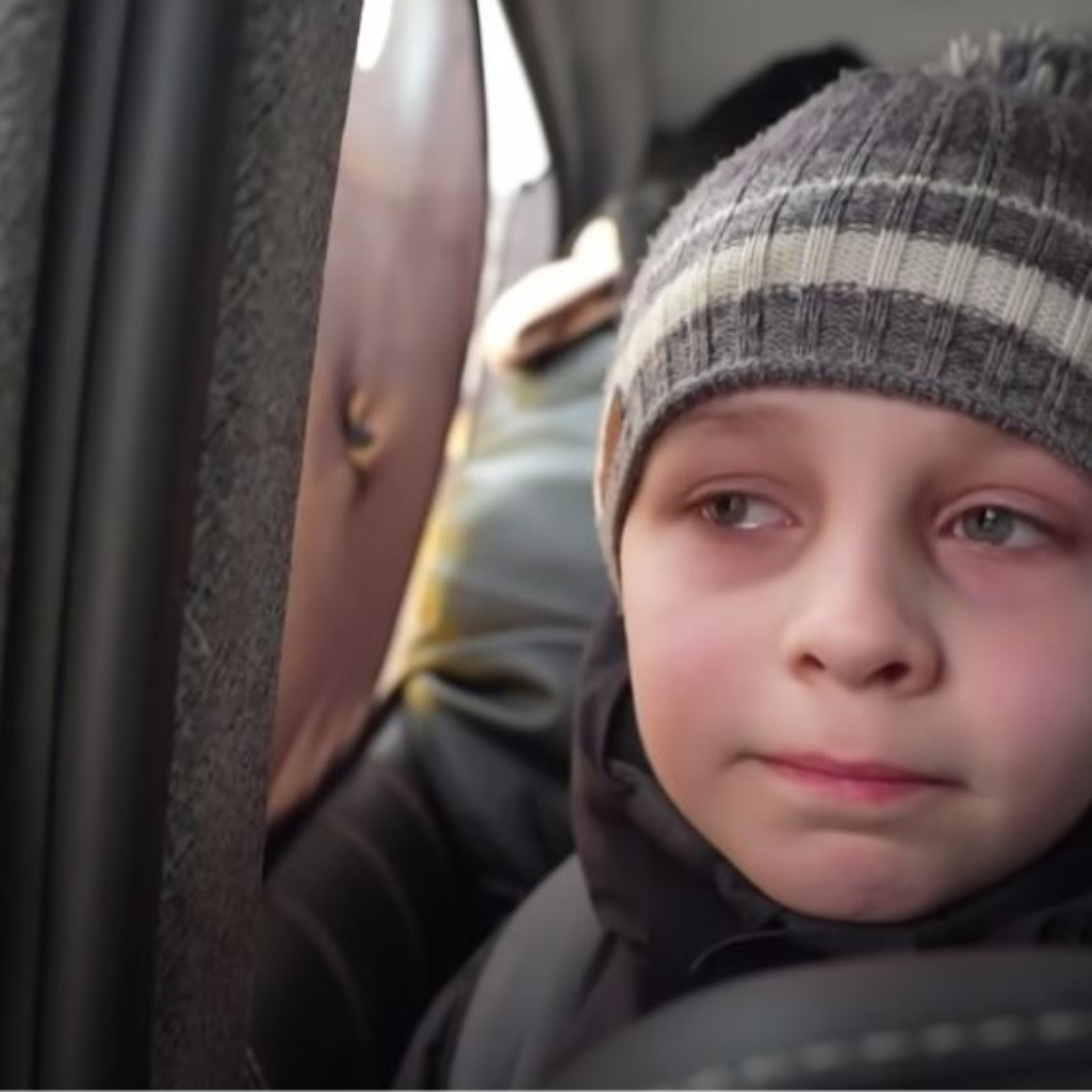 «Αφήσαμε τον μπαμπά στο Κίεβο»: Ο πόλεμος της Ουκρανίας μέσα από τα μάτια ενός παιδιού