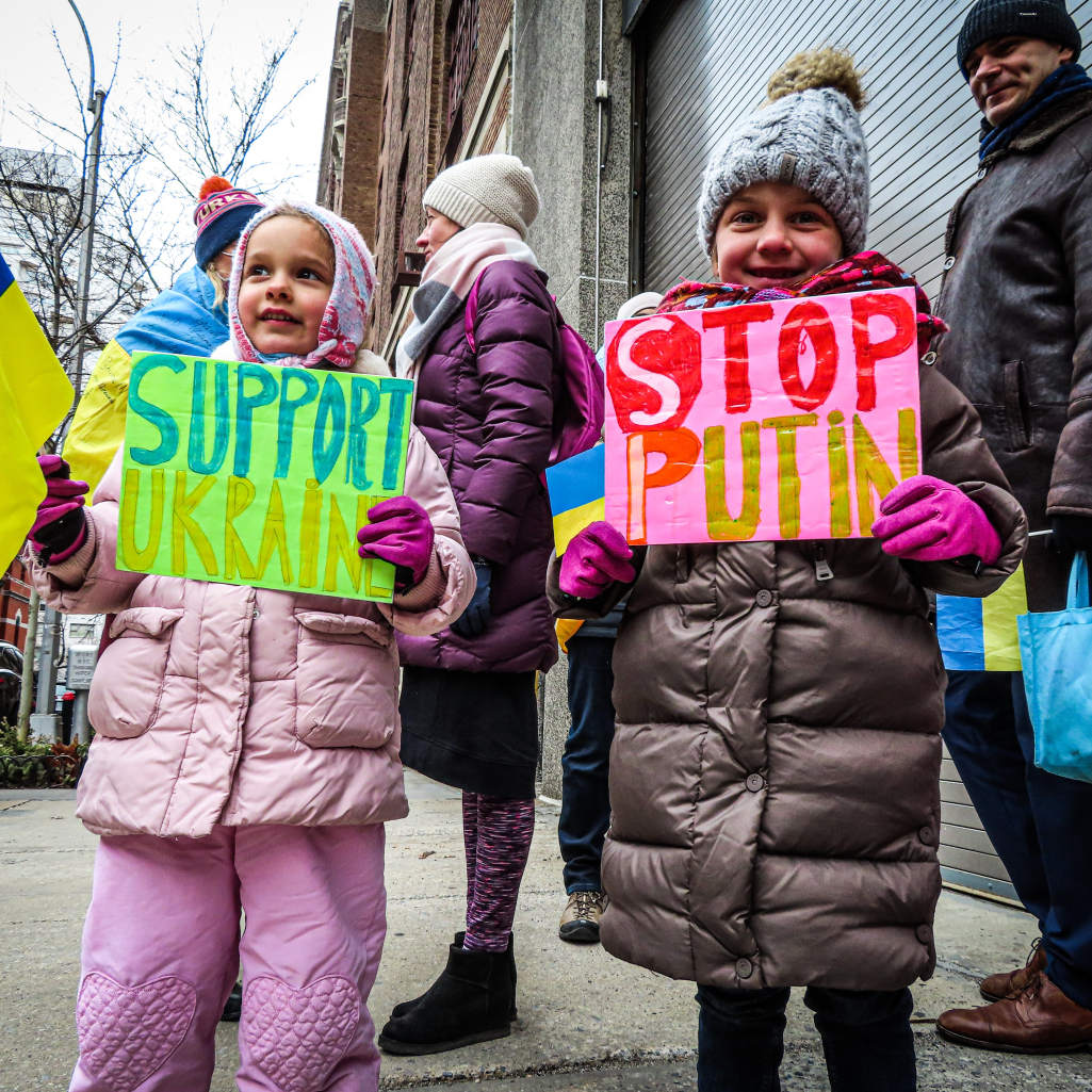 Πώς να μιλήσουμε στα παιδιά μας για τον πόλεμο στην Ουκρανία;