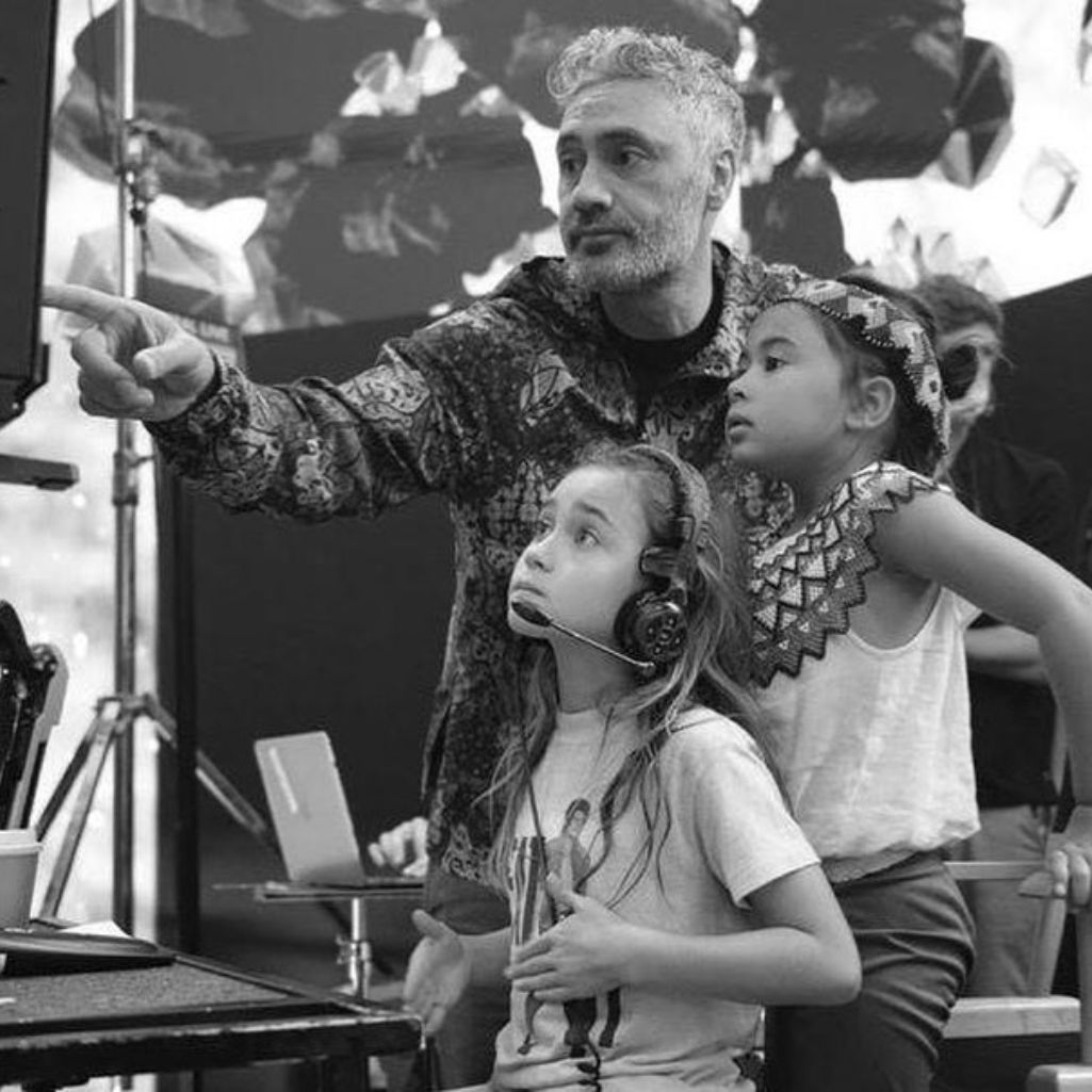 Ο Taika Waititi με τις κόρες του στα γυρίσματα της ταινίας Thor: Love and Thunder