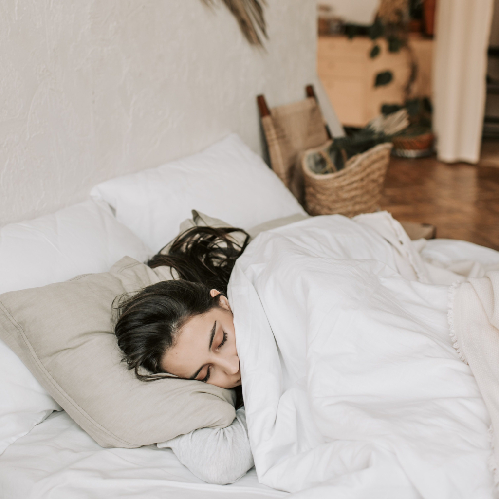 Το απλό κόλπο που θα σας βοηθήσει να κοιμάστε καλύτερα (ακόμη και στον καύσωνα)