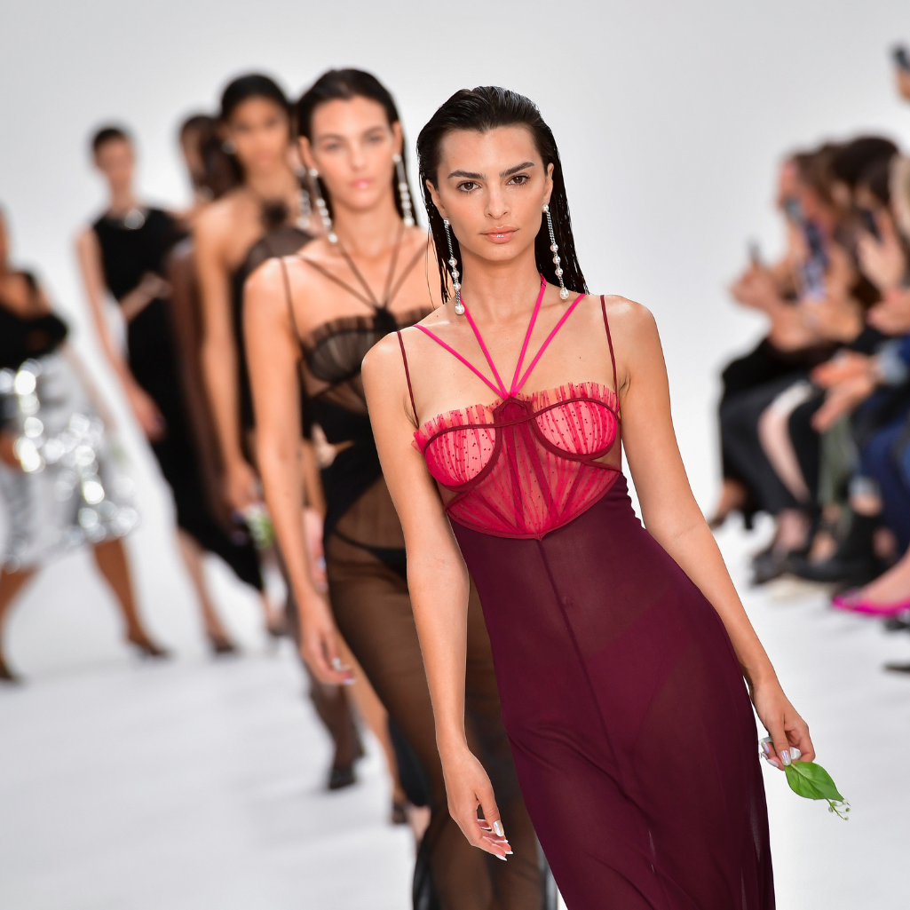 H Nensi Dojaka επέστρεψε στην LFW με τα signature φορέματά της κι ένα εντυπωσιακό cast μοντέλων