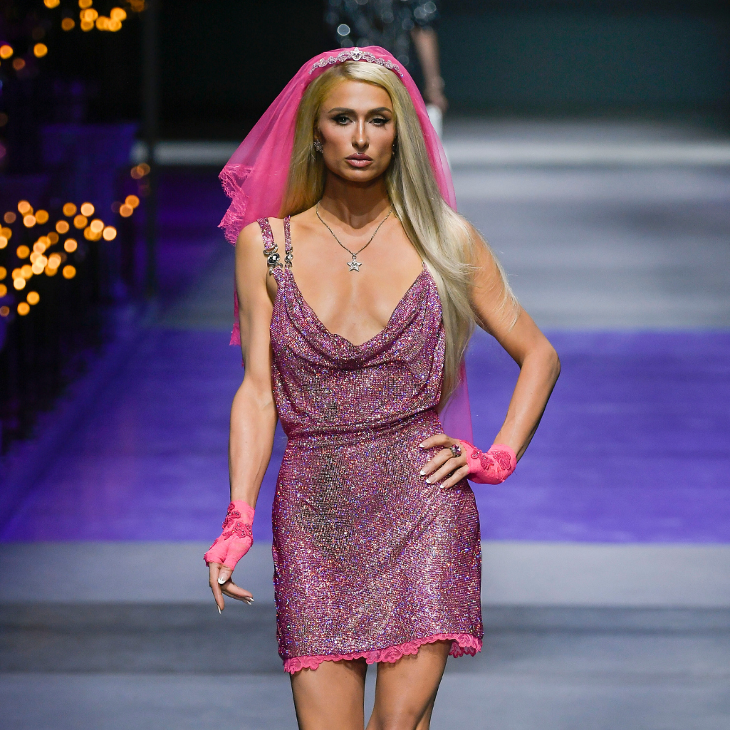 Versace S/S 2023: H «Barbie» Paris Hilton έκλεισε το show που συνδύαζε το girly με το goth