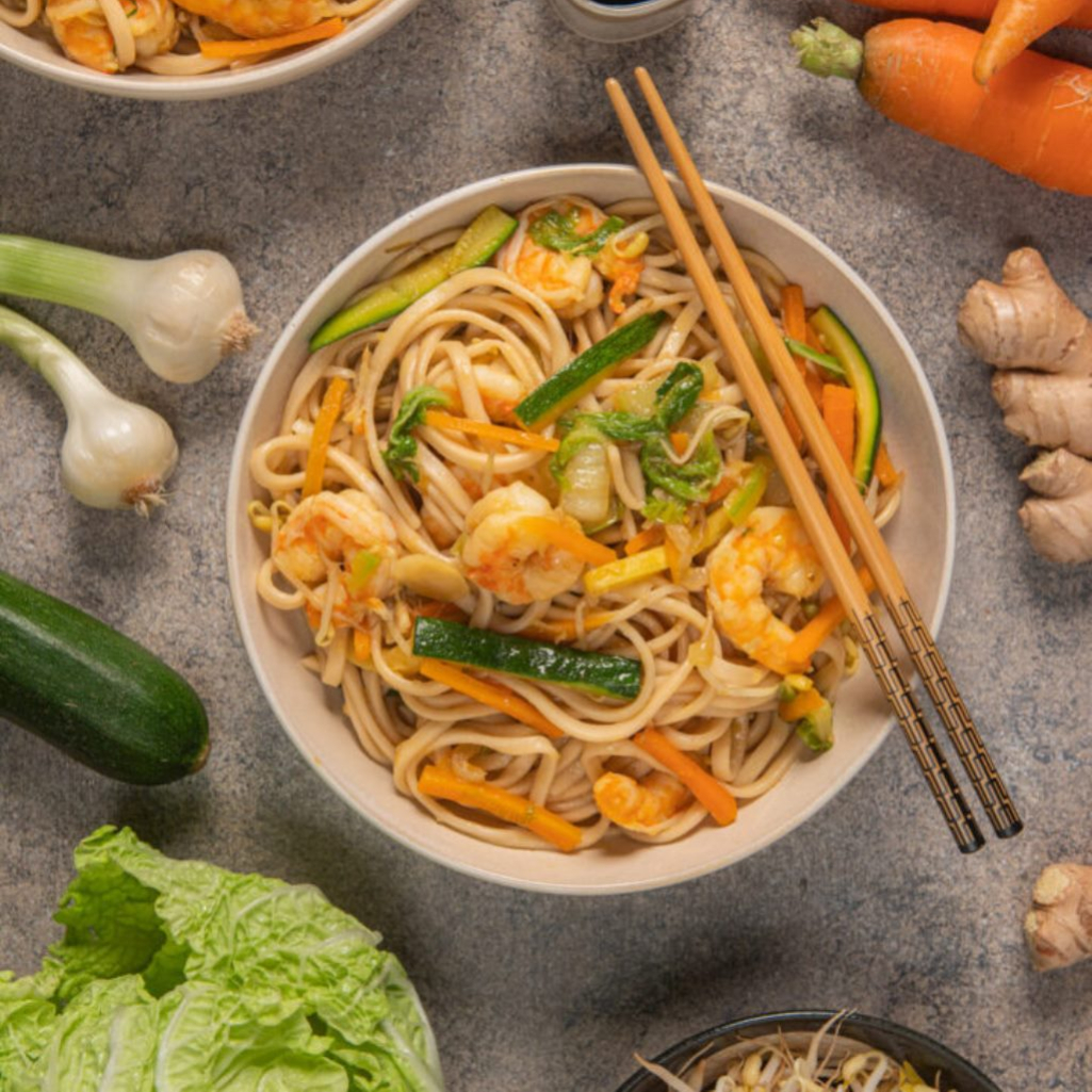 Πανεύκολη συνταγή για noodles με λαχανικά και γαρίδες