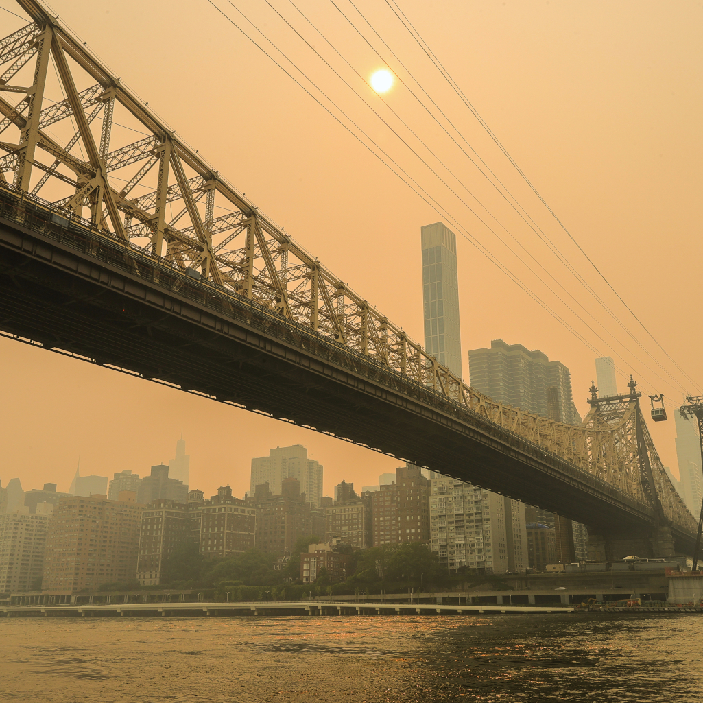 Απόκοσμες εικόνες από τη Νέα Υόρκη - Οι αρχές προειδοποιούν τον κόσμο να μείνει σπίτι λόγω της τοξικής ατμόσφαιρας