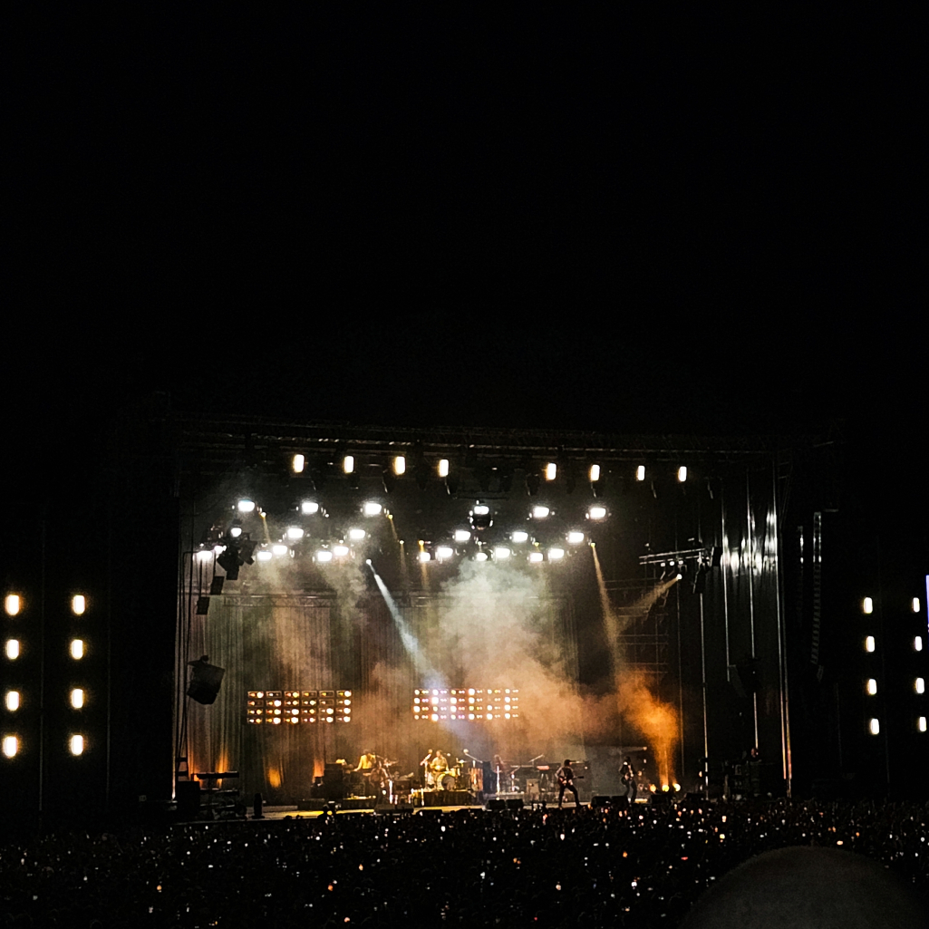 Οι Arctic Monkeys, για μιάμιση ώρα, στην Πλατεία Νερού: 'Ηταν o κόσμος του Άλεξ Τέρνερ κι εμείς απλώς ζήσαμε σ' αυτόν