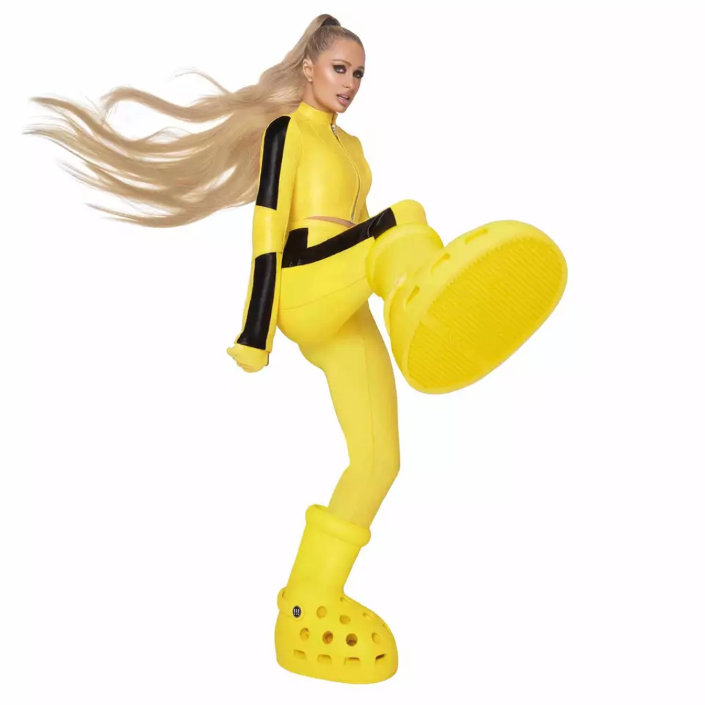 Η Πάρις Χίλτον φοράει τις MSCHF x Crocs Big Yellow Boots και μας θυμίζει Kill Bill Barbie 