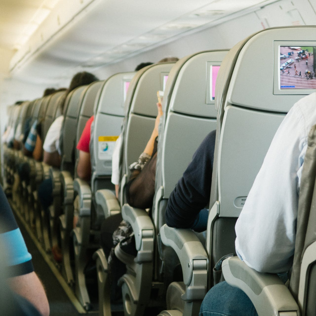 Αεροσυνοδός δείχνει το «κρυμμένο» κουμπί στο κάθισμα αεροπλάνου που πρέπει να ξέρουμε (βίντεο)