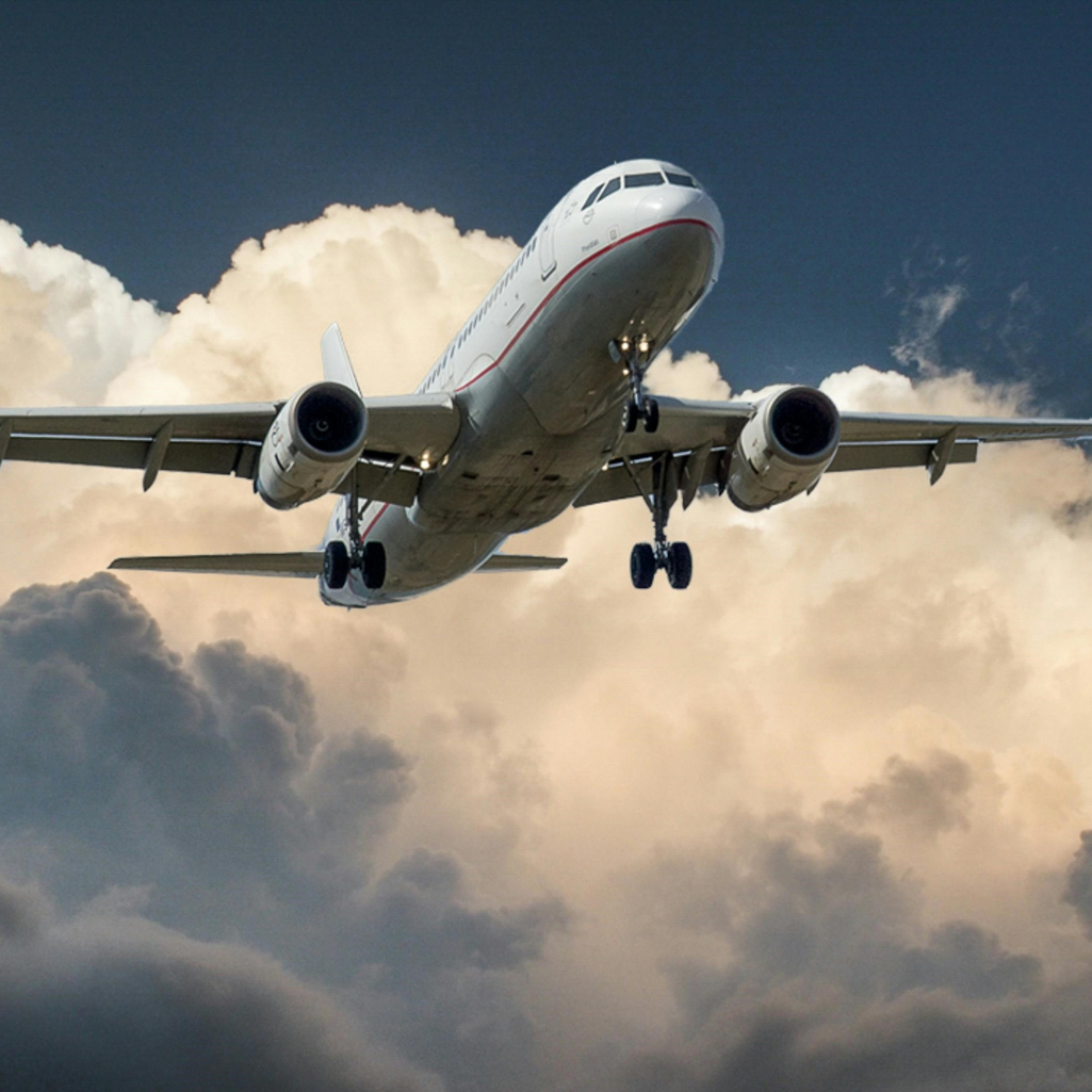 Αεροσυνοδός καταρρίπτει 3 βασικούς μύθους που αφορούν τις πτήσεις 