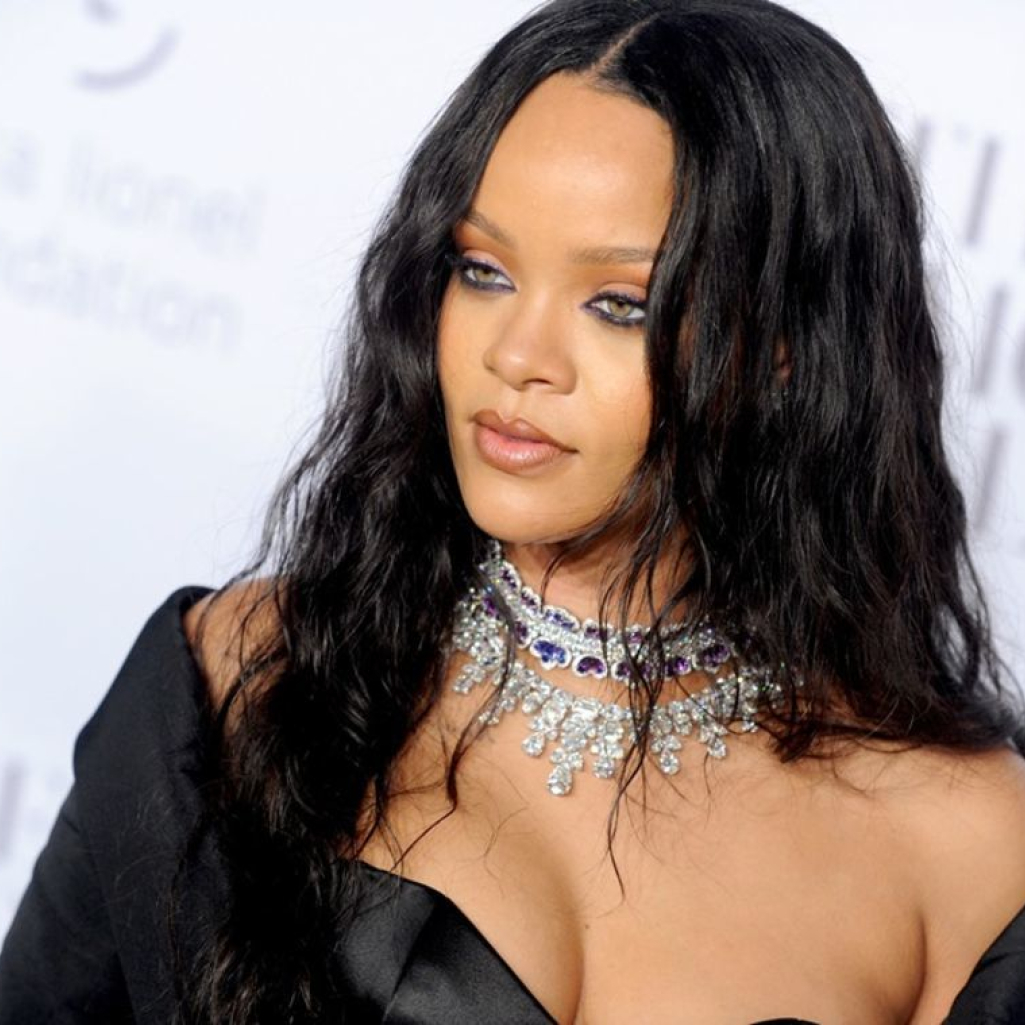 Η Rihanna φοράει κομμάτια από τη συλλογή της και το αποτέλεσμα είναι η επιτομή του σέξι στιλ