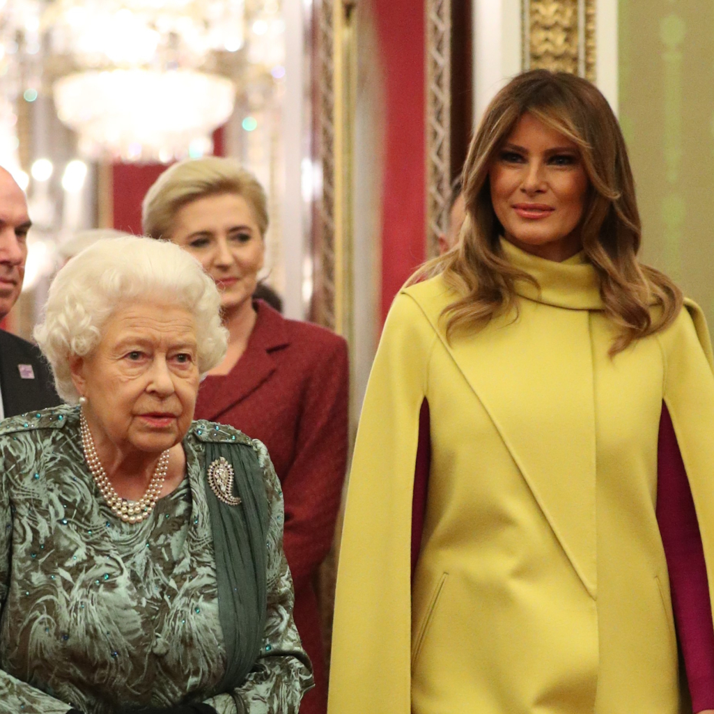 To συγκλονιστικό cape dress της Melania Trump στην συνάντηση με την βασίλισσα Elizabeth