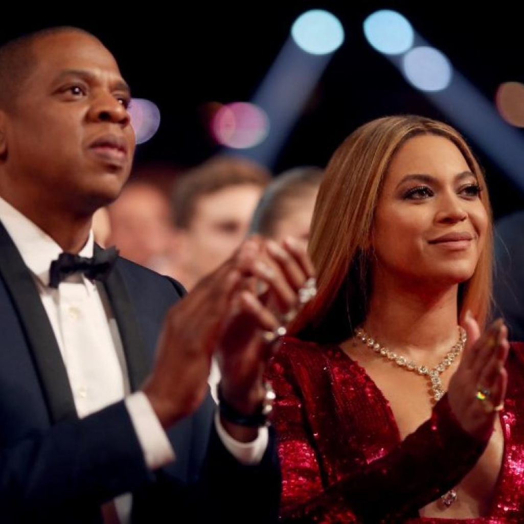 H αμήχανη στιγμή όπου ο Jay - Z αρπάζει το κινητό fan που βιντεοσκοπούσε τη Beyonce