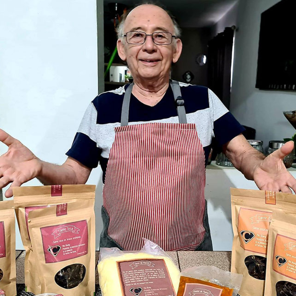 Tito Charly: Ο 79χρονος που έχασε τη δουλειά του εξαιτίας του κορωνοϊού κι έγινε διάσημος μάγειρας στο Youtube