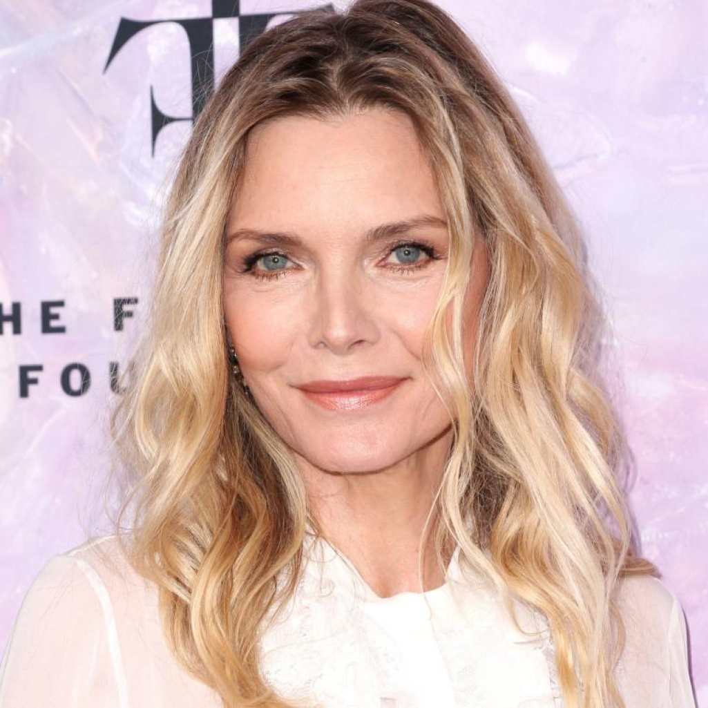 H Michelle Pfeiffer στα 62 της έχει βρει το στιλ της και είναι πιο κομψή από ποτέ