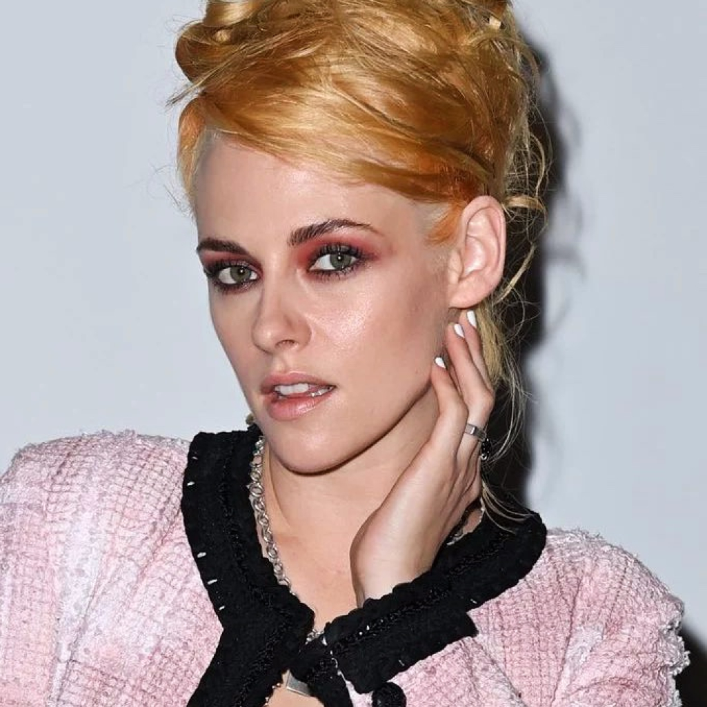 PFW: Η Kristen Stewart απογείωσε το signature look του οίκου Chanel