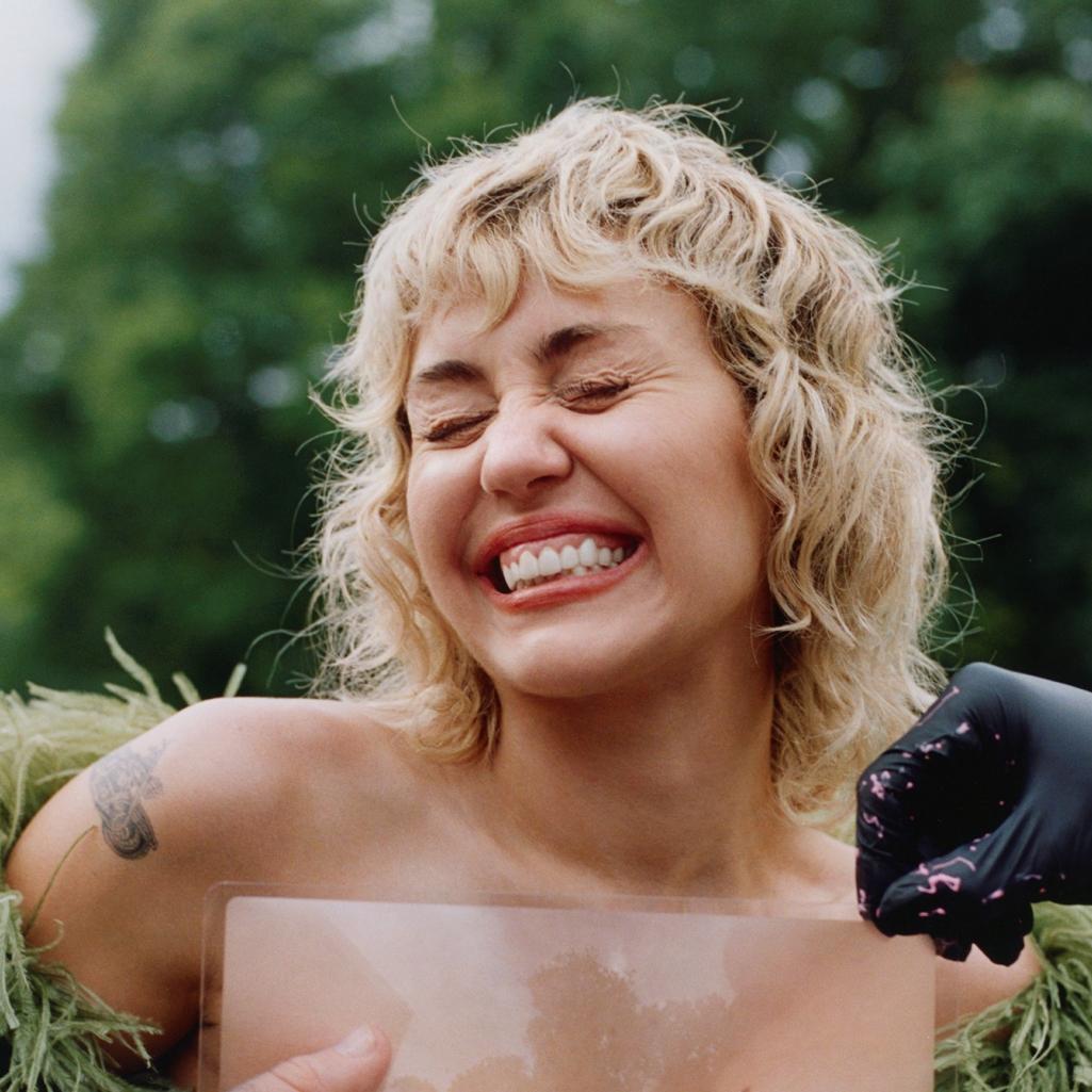 H Miley Cyrus ποζάρει topless, δίνει συνέντευξη στον ντράμερ των Metallica και δείχνει τον αληθινό της, ροκ εαυτό