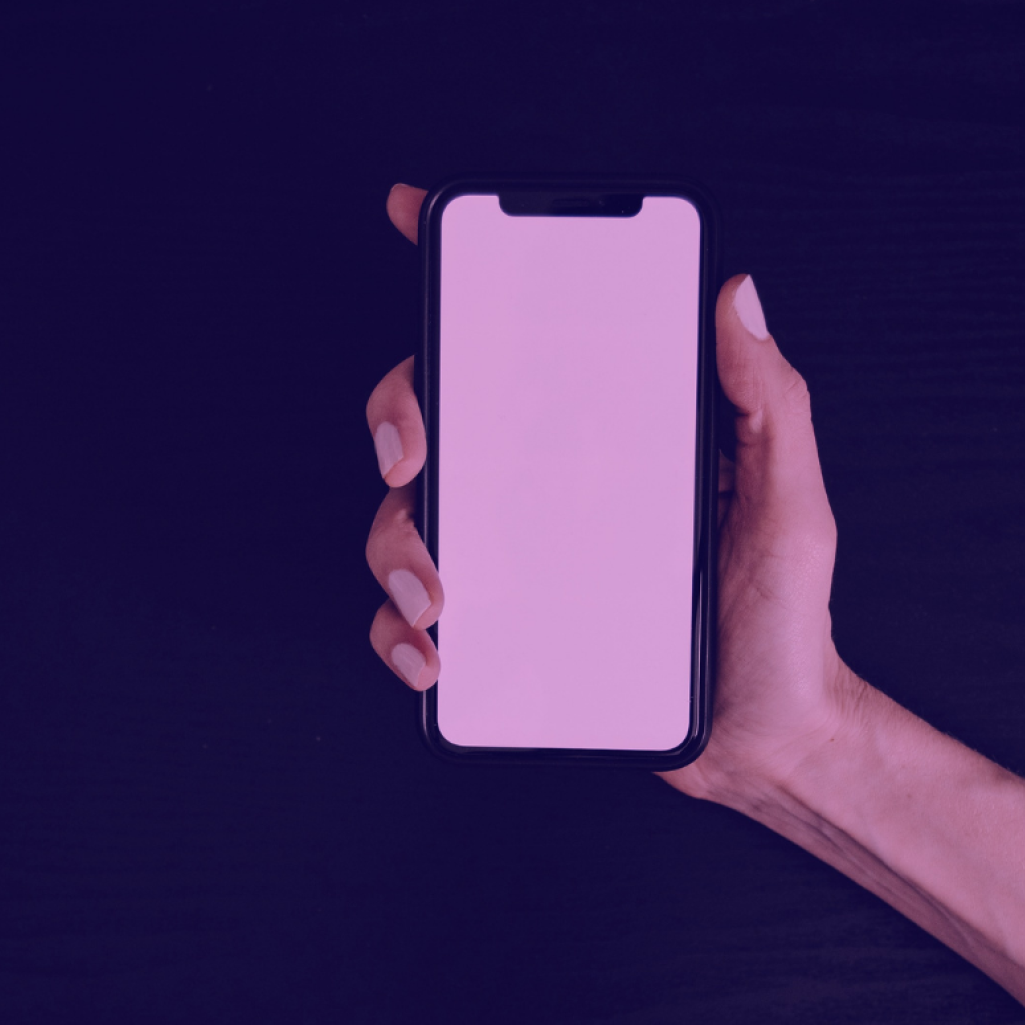 Τα κακά νέα της ημέρας: Ο τρόπος που κρατάτε το κινητό σας, βλάπτει σοβαρά την υγεία