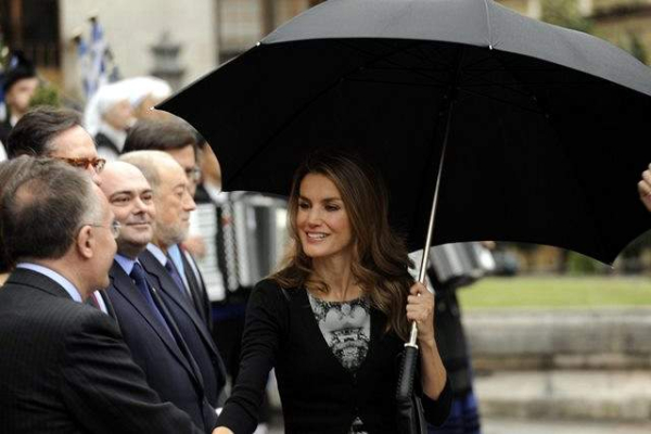Prince Felipe and Princess Letizia arrive in the rain in Oviedo to attend Prince of Asturias Awards