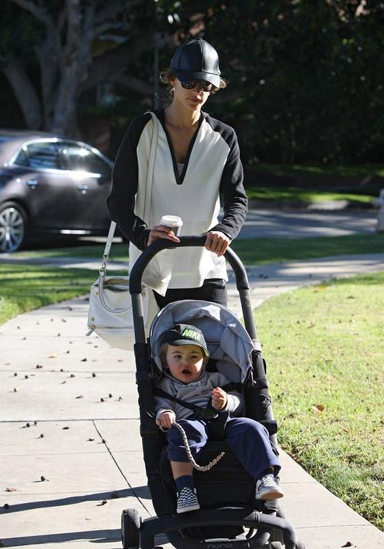 Alessandra Ambrosio took her boy to play on carousel in Brentwood  CA  r P  rPictured  Alessandra Ambrosio and Noah Mazur r P  B Ref  SPL665315  111213    B  BR   rPicture by  PM BR   r  P  P  r B Splash News and Pictures  B  BR   rLos Angeles  310-821-26