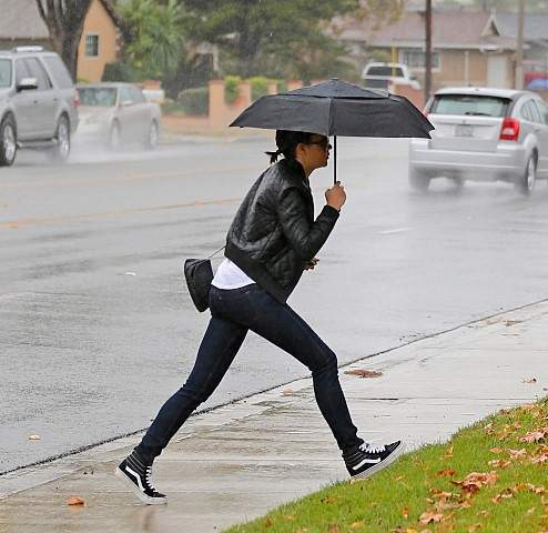 Amanda Bynes rushes to a meeting on Saturday morning in Simi Valley California