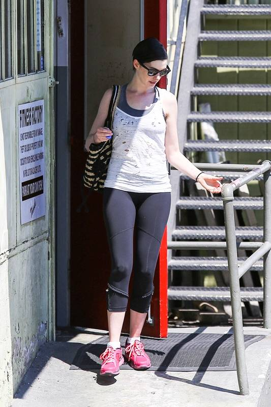 Anne Hathaway kicks off her day with a morning workout - Part 2