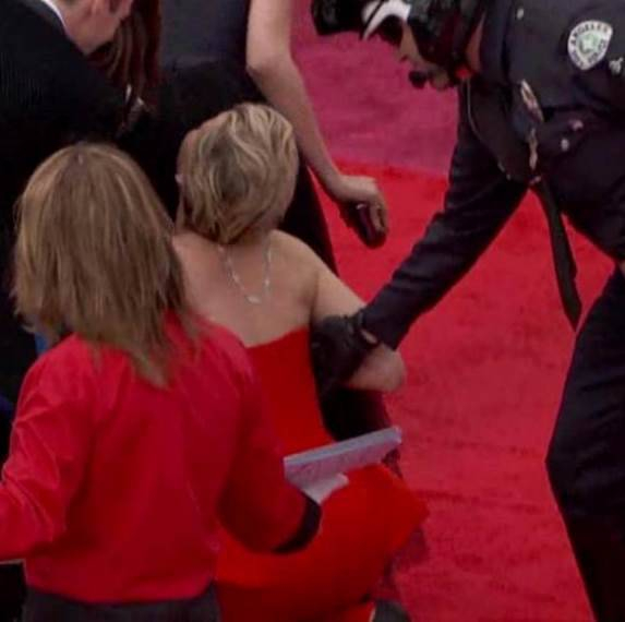     Ruckas Videograbs       01322  861777  IMPORTANT  Please credit E  Entertainment for this picture  03 03 14 The Oscars 2014 SEEN HERE  Actress Jennifer Lawrence trips and takes a fall as she arrives on the red carpet at last night  s Oscars  Lawrnece 