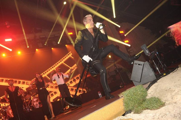0518 Robbie Williams performing Chopard Party 2