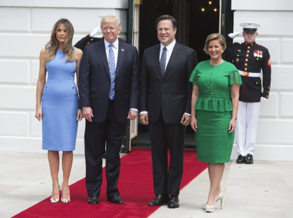 Για να τιμήσει την περίσταση, η Trump φόρεσε μία οικεία μπλε απόχρωση , θυμίζοντας το Ralph Lauren σύνολο που είχε φορέσει στην τελετή ορκωμοσίας.