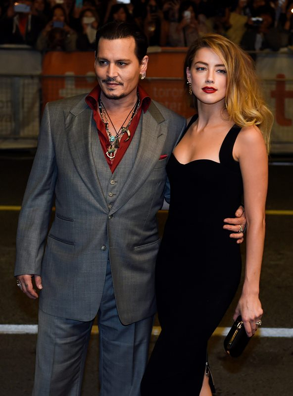 Sexy στο πλευρό του πρώην της, Johnny Depp με χείλη βαμμένα σε βαθύ κόκκινο χρώμα.