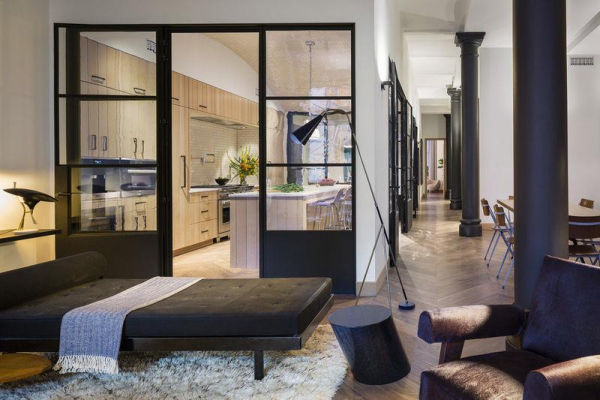 Το διαμέρισμα της δημοφιλούς σχεδιάστριας μόδας διαθέτει δύο υπνοδωμάτια και τόσο οι χώροι του όσο και η διακοσμησή του είναι άκρως εντυπωσιακά.