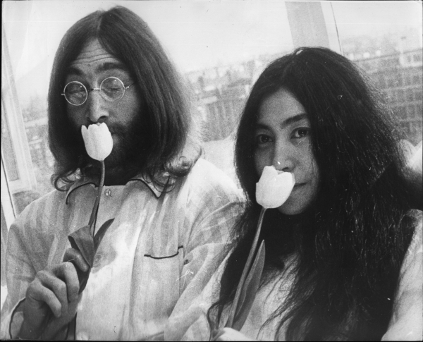 Ο John Lennon κακοποιούσε τις συντρόφους του: Τόσο η Yoko Ono όσο και η Cynthia Lennon παραδέχτηκαν ότι ο καλλιτέχνης χτυπούσε τόσο τις ίδιες όσο και το γιο του, Julian.