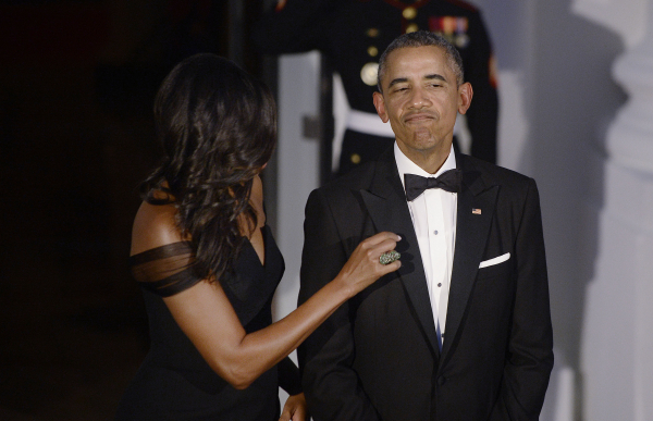 Η Michelle φτιάχνει το σακάκι του Barack πριν υποδεχτούν τον πρόεδρο της Κίνας σε επίσημο δείπνο (2015)