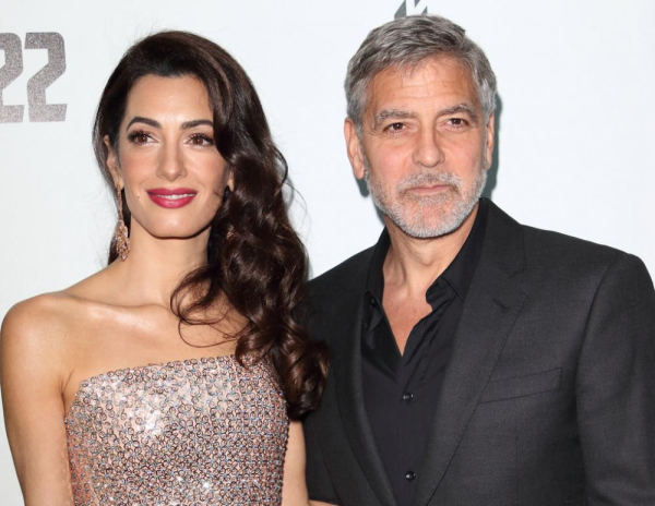 Ο George και η Amal Clooney συναντήθηκαν πρώτη φορά το 2013, σε ένα οικογενειακό δείπνο, παρουσία των γονιών και φίλων του ηθοποιού όπου εμφανίστηκε κι εκείνη. Στο τέλος του δείπνου, ο πατέρας του Clooney είπε: «Πιστεύω πραγματικά ότι μετά από εκείνο το πρώτο δείπνο, οι μοίρες τους ενώθηκαν. Αυτή η γυναίκα ήταν κάτι ξεχωριστό γι΄αυτόν από την πρώτη στιγμή». 
