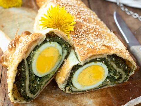 Αλμυρό στρούντελ με αυγά και σπανάκι: Μια πρωτότυπη ιδέα για το πασχαλινό τραπέζι