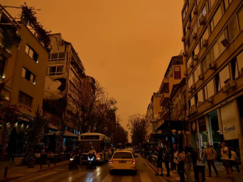 Η αφρικανική σκόνη «εξαφάνισε» τον ουρανό - Η πρόγνωση του Κολυδά για 30άρια στην Αθήνα