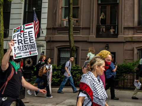 Met Gala 2024: Ακτιβιστές διαδήλωναν υπέρ της Παλαιστίνης, ενώ οι διάσημοι πόζαραν αμέριμνοι στο κόκκινο χαλί
