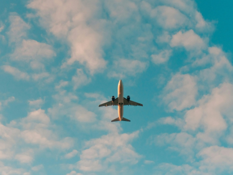 5 παράξενα πράγματα που συμβαίνουν στο σώμα σου, όταν ταξιδεύεις με αεροπλάνο 