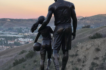 Ένα άγαλμα του Kobe Bryant και της κόρης του, Gianna, βρίσκεται πλέον στο σημείο του δυστυχήματος