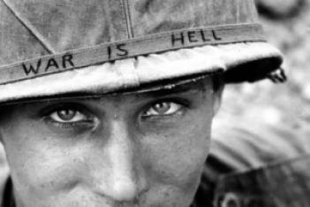 «Ο πόλεμος είναι κόλαση»: Τα μηνύματα στα κράνη στρατιωτών που πολεμούσαν στο Βιετνάμ, έρχονται δυστυχώς ξανά στο προσκήνιο