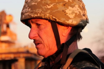 Ο Sean Penn πήγε για ντοκιμαντέρ στο Κίεβο τη στιγμή που η Ουκρανία μετρά θύματα