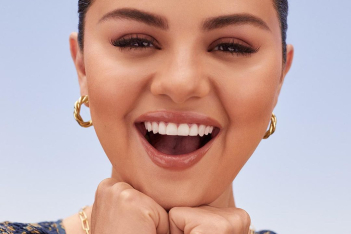 H Selena Gomez φέρνει την άνοιξη με ένα super manicure – 6 βερνίκια για να το αντιγράψετε 