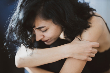 Συναισθηματική χειραγώγηση: Τι είναι και πώς να καταλάβεις αν έχεις πέσει θύμα της