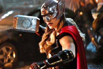 Όλοι μιλούν για τα φανταστικά μπράτσα της Natalie Portman στο trailer του Thor
