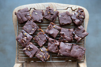 Λαχταριστή συνταγή για σοκολατένια brownies με ξηρούς καρπούς