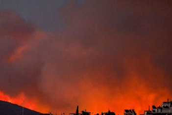 Φωτιά Πεντέλη: Η Αττική στα μπαλκόνια βλέπει τις φλόγες να σαρώνουν τα πάντα