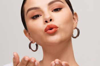 To νέο manicure της Selena Gomez είναι μια ωδή στα 00s
