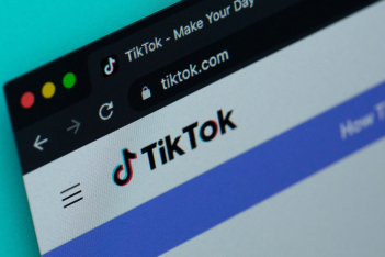 Υπολογιστής με ανοιχτή τη σελίδα του TikTok