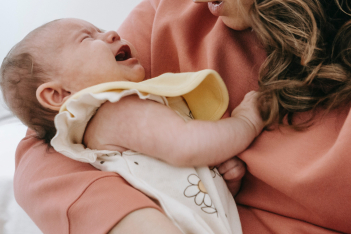 Το κόλπο για να σταματήσετε εύκολα το κλάμα του μωρού σας, σύμφωνα με νέα έρευνα