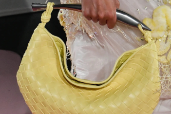 It Bag Alert: Η Sardine του Bottega Veneta είναι η νέα αγαπημένη τσάντα των celebrities