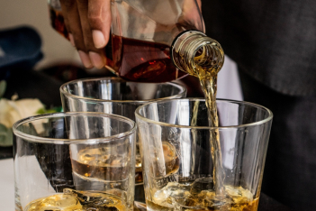 Ιρλανδοί bartenders αποκαλύπτουν τον σωστό τρόπο να πίνεις ουίσκι