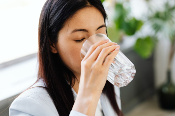 5 λόγοι που διψάτε συνέχεια (ακόμα κι όταν κάνει κρύο)
